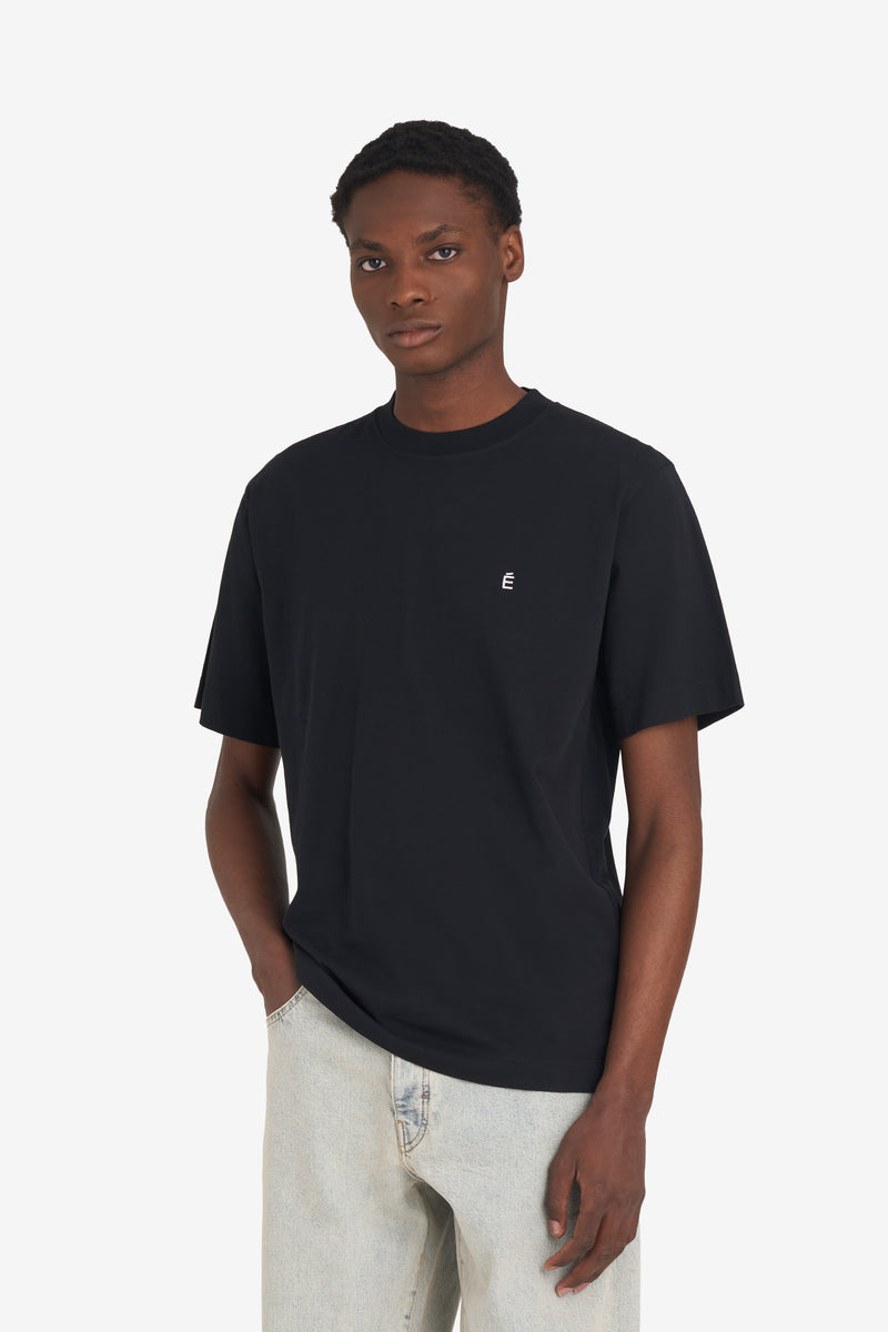 REGULAR T-SHIRT É BLACK 2 REGULAR T-SHIRT É BLACK 2