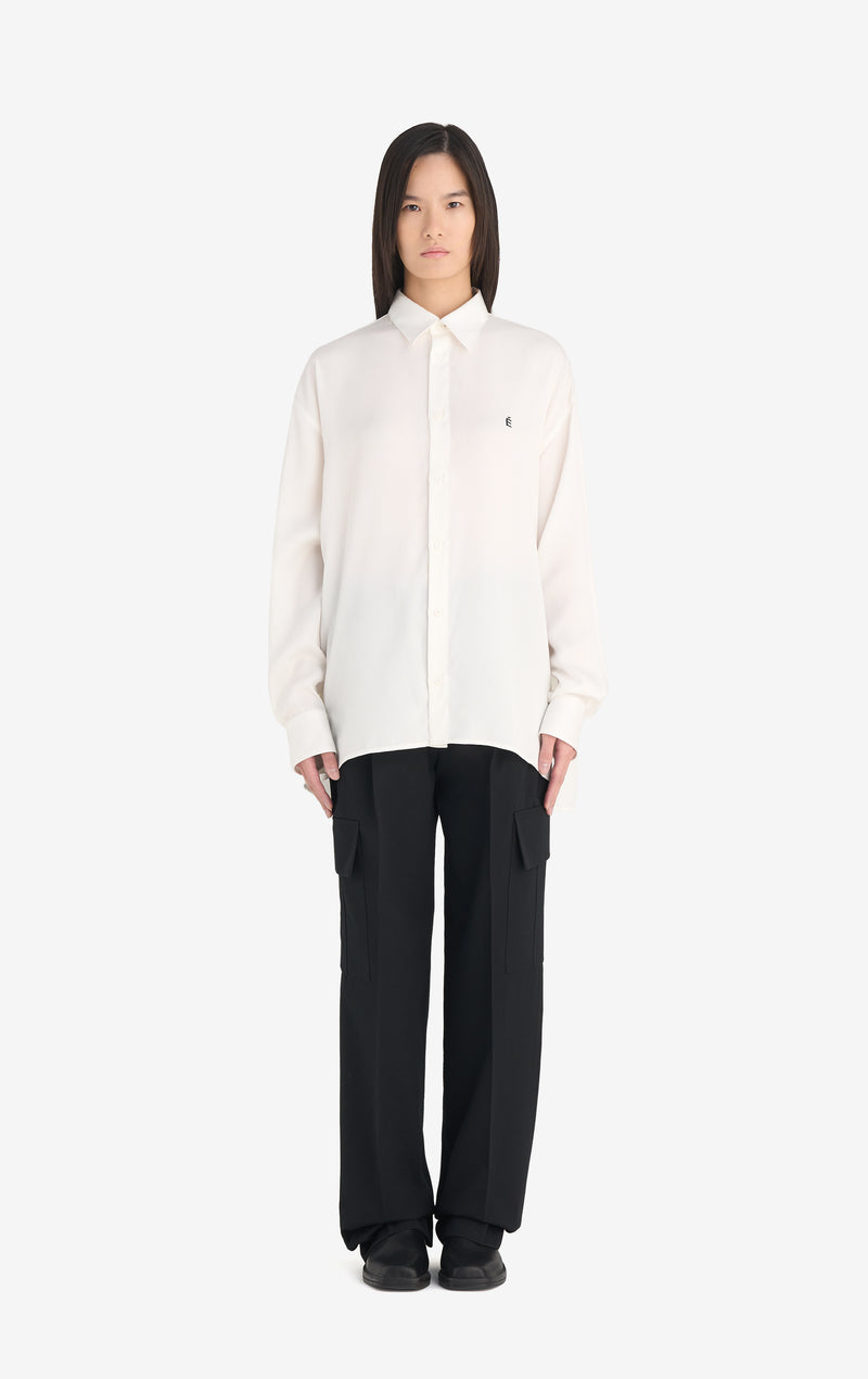 OVERSIZED SHIRT É OVERSIZED SHIRT É