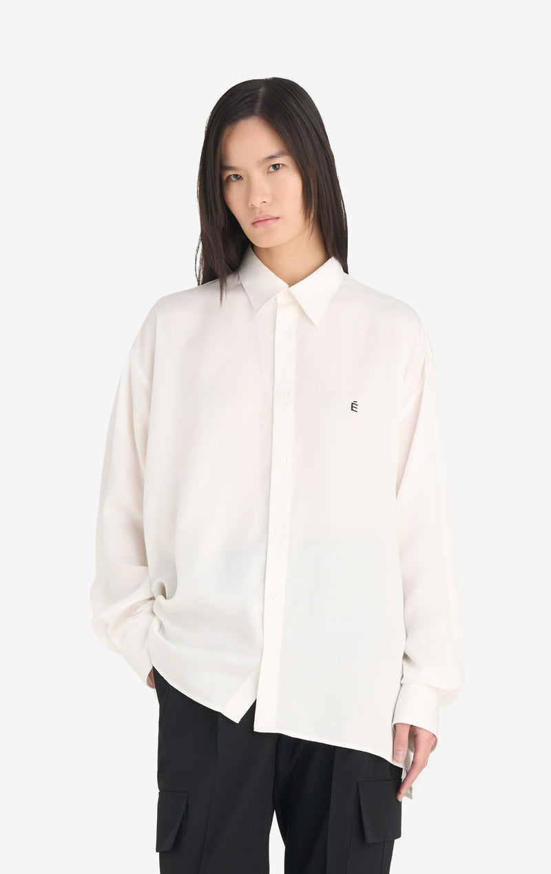 OVERSIZED SHIRT É OVERSIZED SHIRT É