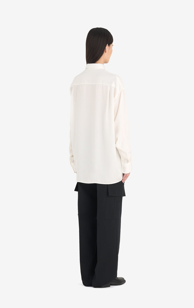 OVERSIZED SHIRT É OVERSIZED SHIRT É