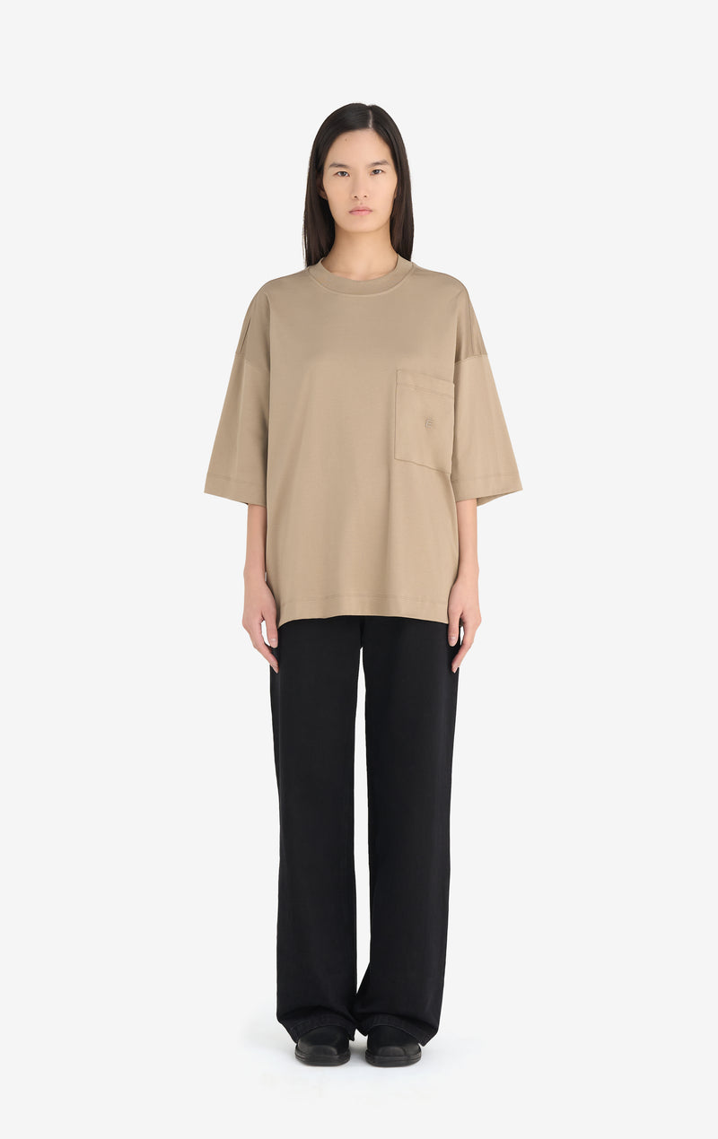 OVERSIZED POCKET T-SHIRT É OVERSIZED POCKET T-SHIRT É