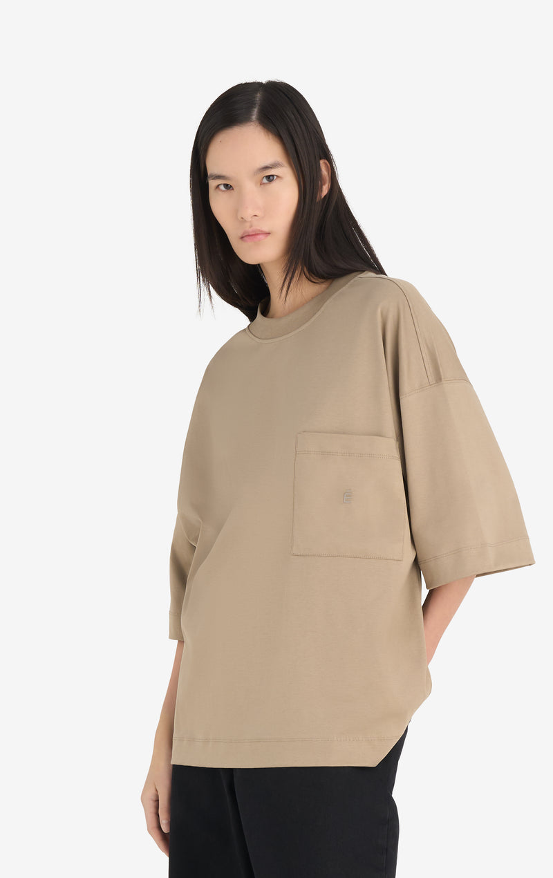 OVERSIZED POCKET T-SHIRT É OVERSIZED POCKET T-SHIRT É