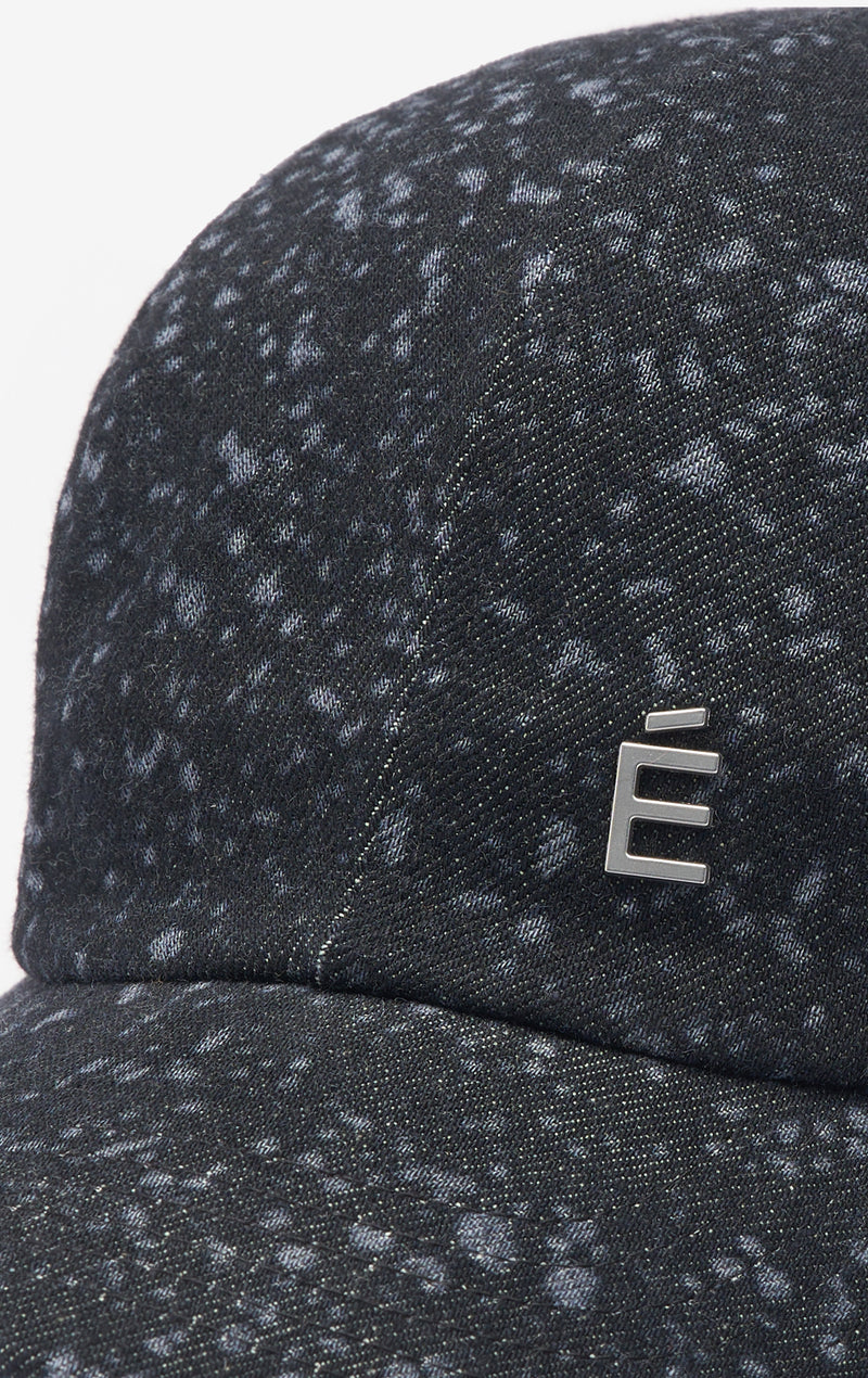 Casquette É